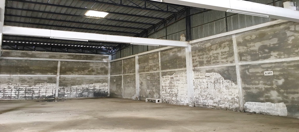 รถหกล้อถอยเข้าตัวโกดังได้ พร้อมพื้นที่จอดรถด้านนอก 6-8 คัน ประหยัดเวลาและค่าเดินทางให้ทั้งคุณ พนักงานและลูกค้า กับโกดังให้เช่า 560 ตร.ม. เพชรเกษม ซอย 1 นครปฐม